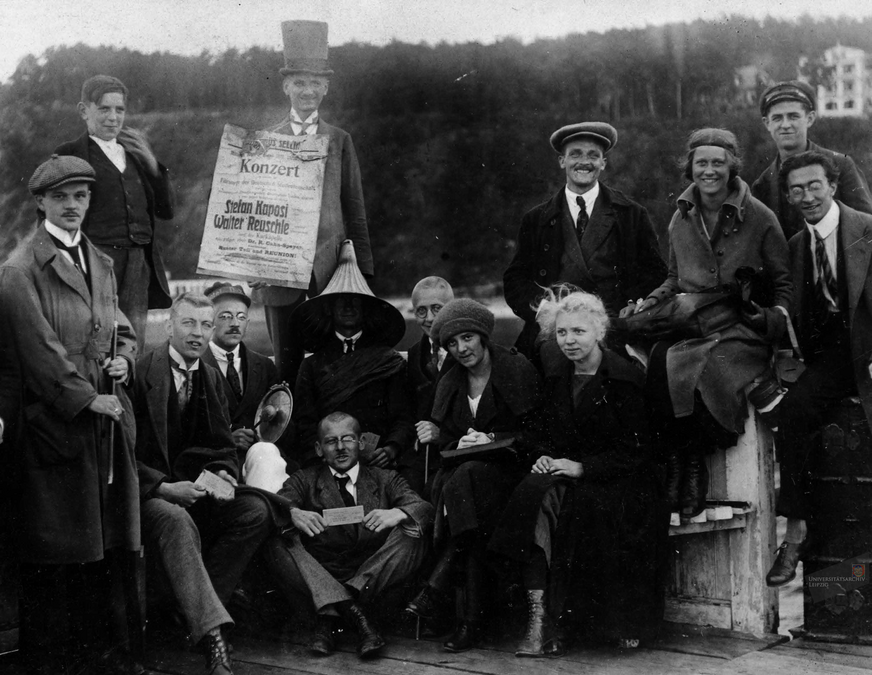 zur Vergrößerungsansicht des Bildes: Schwarzweißaufnahme von Studenten und Studentinnen auf einem Ausflug im Jahr 1924