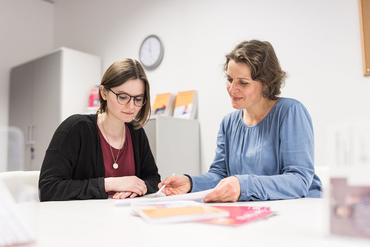 zur Vergrößerungsansicht des Bildes: Ein Beratungsgespräch in der Universität