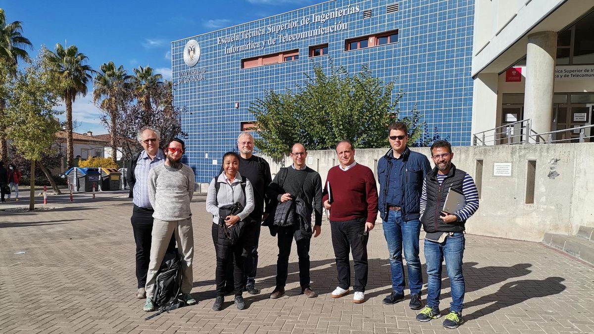 zur Vergrößerungsansicht des Bildes: Ein Gruppe von Personen steht vor der Universität Granada