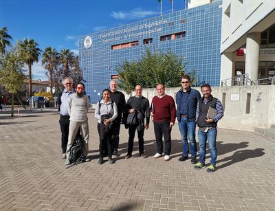 Ein Gruppe von Personen steht vor der Universität Granada