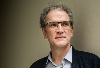 Das Foto zeigt Professor Dirk Oschmann im Porträt.