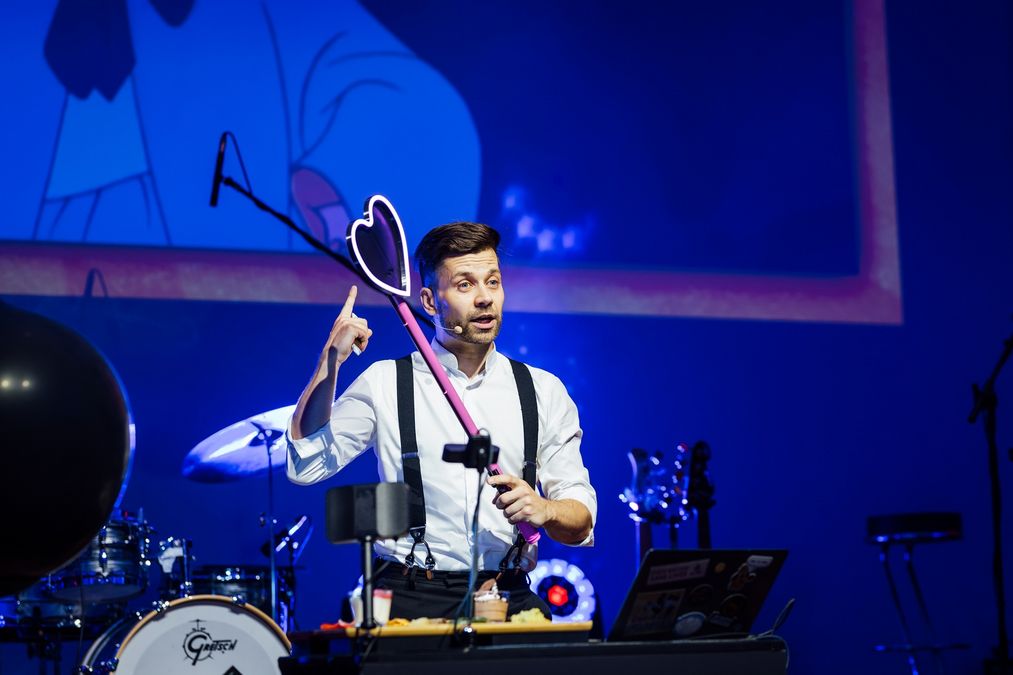 zur Vergrößerungsansicht des Bildes: Wissenschaftsentertainer Jack Pop brachte dem Publikum Wissenschaft auf effektvolle Weise nah. Foto: Christian Hüller /Universität Leipzig