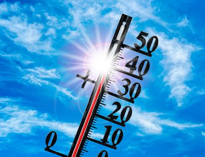 Thermometer, dass 40 °C anzeigt vor blauem Himmel mit Blendfleck, Foto: Colourbox