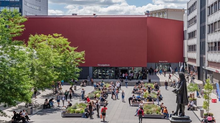 Blick ins Leibnizforum mit vielen Menschen