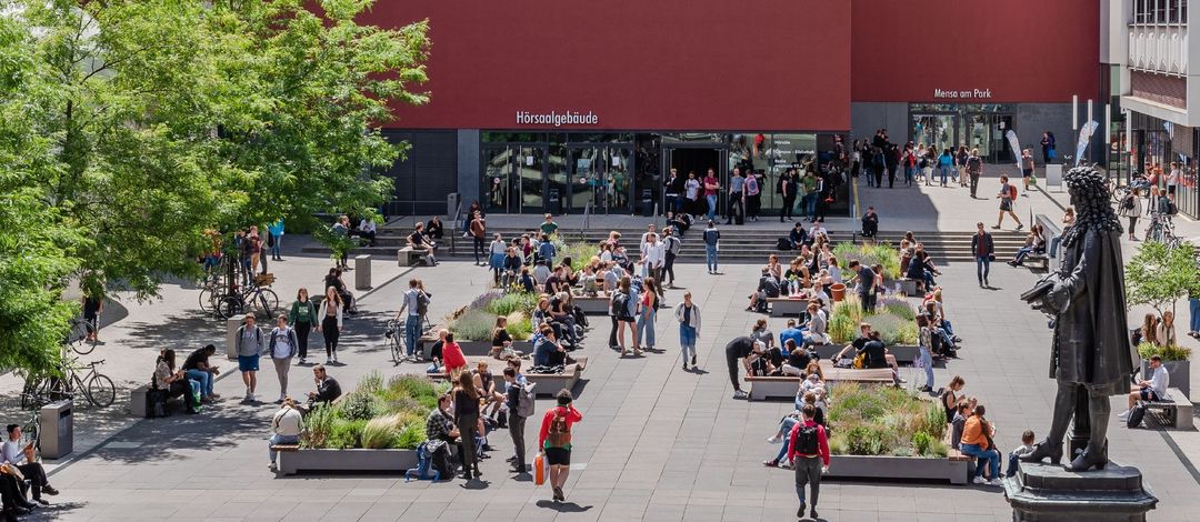 Blick ins Leibnizforum mit vielen Menschen