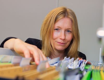 Professorin Rebecca Pates vom Institut für Politikwissenschaft bei der Aktendurchsicht, Foto: Swen Reichhold