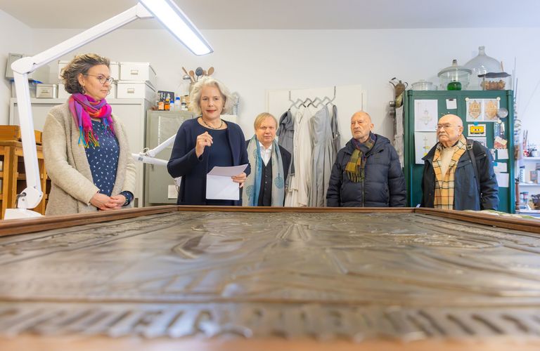 Ortstermin im Atelier (v.l.): Metallrestauratorin Christine Neubacher, Rektorin Prof. Dr. Eva Inés Obergfell, Kustos Prof. Dr. Rudolf Hiller von Gaertringen sowie Wilfried Richard und Gerd Mucke vom Paulinerverein stehen an der Bronzeplatte, die Elisabeth von Sachsen zeigt.