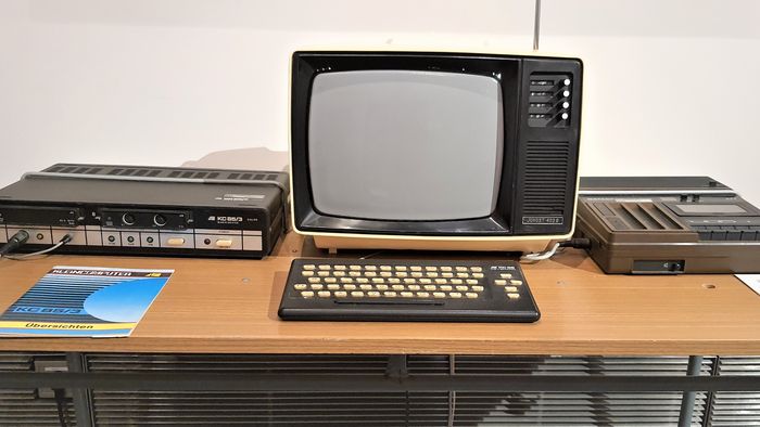 Zu sehen sind ein Computer der Marke Robotron, ein Monitor und ein Kassettenlaufwerk
