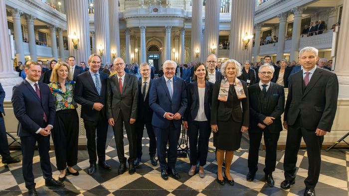 Gruppenbild von der Eröffnung des Deutschen Historikertags mit Bundespräsident Bundespräsident Frank-Walter Steinmeier