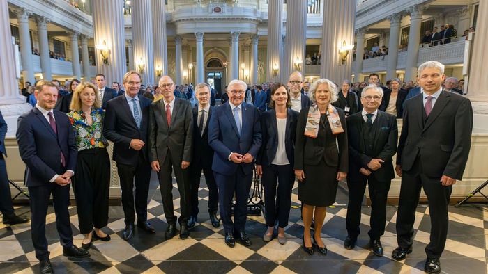 Gruppenbild von der Eröffnung des Deutschen Historikertags mit Bundespräsident Bundespräsident Frank-Walter Steinmeier