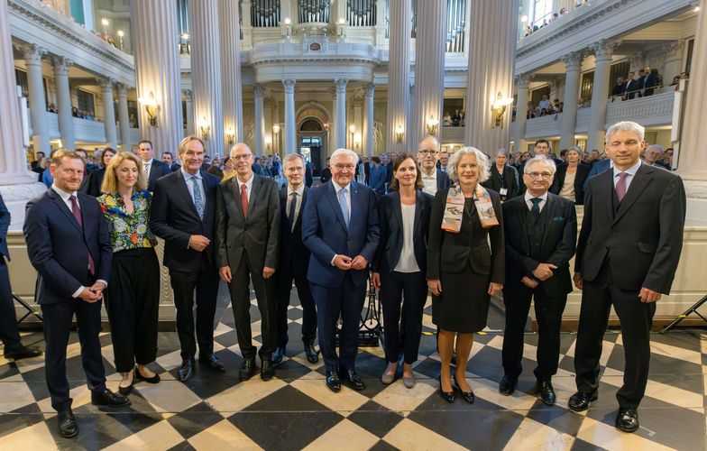 Gruppenbild von der Eröffnung des Deutschen Historikertags mit Bundespräsident Bundespräsident Frank-Walter Steinmeier