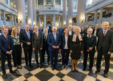 Gruppenbild von der Eröffnung des Deutschen Historikertags mit Bundespräsident Bundespräsident Frank-Walter Steinmeier