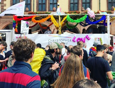 Blick auf einen Umzugswagen des Christopher Street Day Leipzig