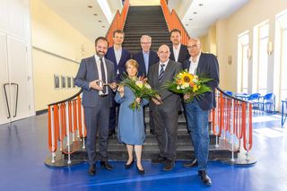 Institutsdirektorin Prof. Henrike Todorow bekam den symbolischen Schlüssel von Wissenschaftsminister Sebastian Gemkow (links im Bild) überreicht.