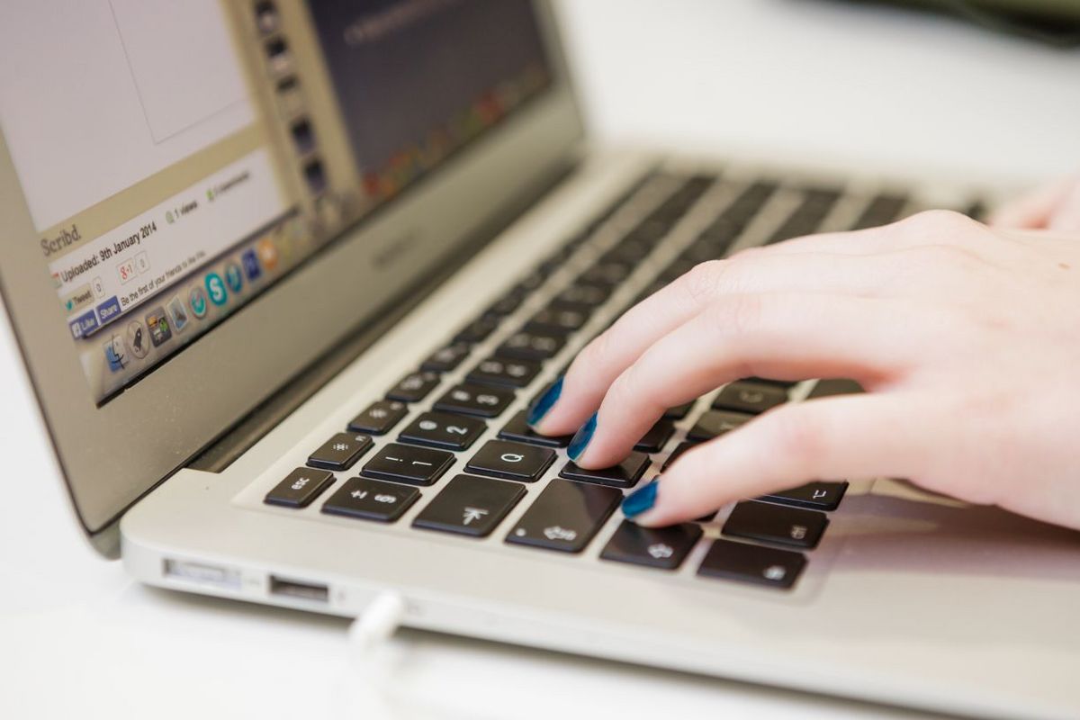 zur Vergrößerungsansicht des Bildes: Foto: Hände auf der Tastatur eines Laptops