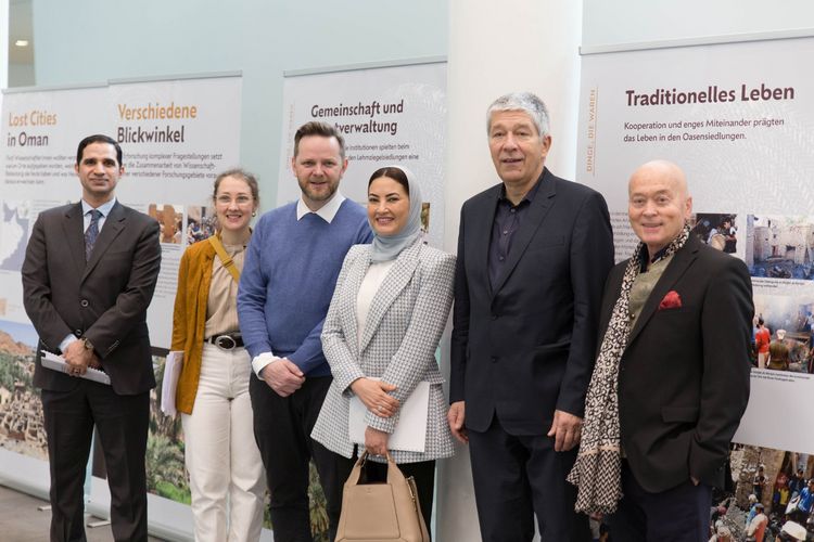 Auf dem Bild ist die omanische Botschafterin Maitha Al Mahrouqi (3.v.r.) beim Besuch der Ausstellung „Lost Cities in Oman“ gemeinsam mit Prorektor Prof. Dr. Matthias Middell (2.v.r.), Dr. Wolf Zimmermann von der Deutsch-Omanischen Gesellschaft (r.) sowie Prof. Dr. Thomas Schmidt-Lux vom Institut für Kulturwissenschaften (3.v.l.), seiner Kollegin Josephine Kanditt und Salim Alhabsi von der omanischen Botschaft (l.) zu sehen.