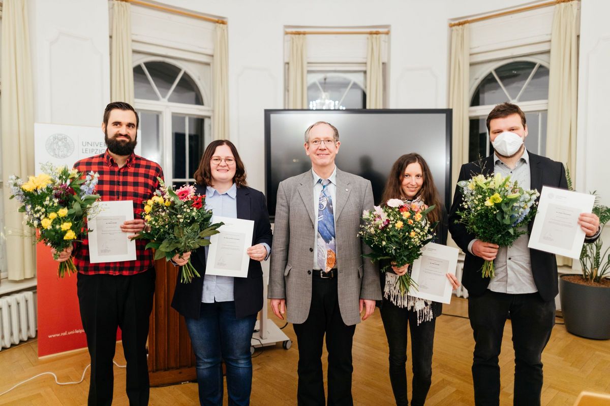 zur Vergrößerungsansicht des Bildes: Gruppe der Promotionspreisträger und Professor Gläser mit Blumensträußen und Urkunden