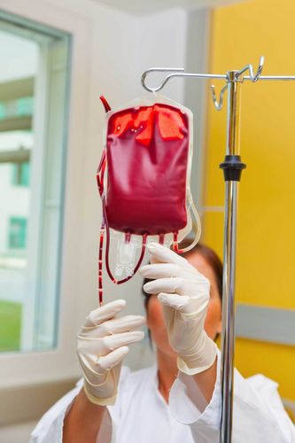Belastende Bluttransfusionen sollen für Betroffene von MDS vermieden werden.
