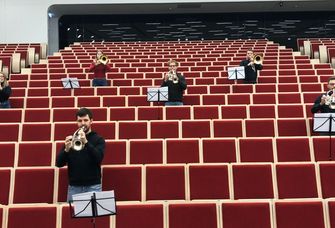 Sas Foto zeigt Mitglieder des Leipziger Universitätsorchesters beim Musizieren im Audimax (mit Abstand).