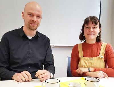 Jun.-Prof. Dr. Paul Lehmann und Moderatorin Enya Unkart bei der Aufnahme einer Podcastfolge, Foto: Nancy Haustein