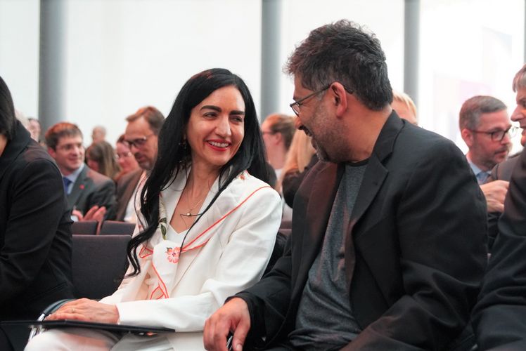 Prof. Dr. Tina Malti und Prof. Dr. Sayan Mukherjee während der Verleihung der Alexander von Humboldt-Professur im Gespräch.