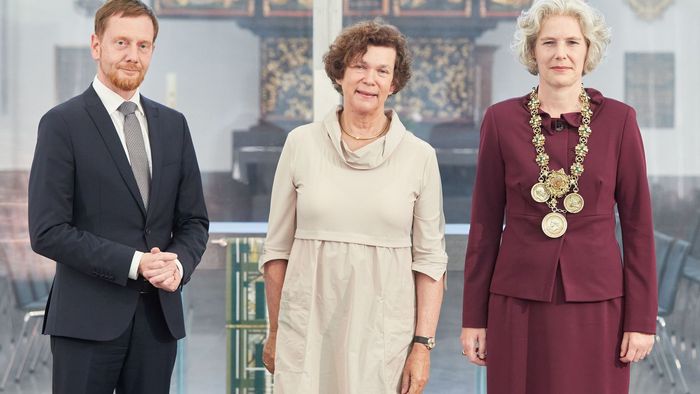 Rektorin Prof. Dr. Eva Inés Obergfell (rechts) bekam die Amtskette von ihrer Vorgängerin, Altrektorin Prof. Dr. Beate Schücking, links Sachsens Ministerpräsident Michael Kretschmer.