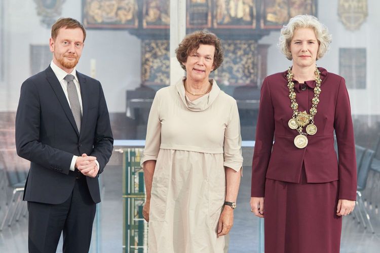 Rektorin Prof. Dr. Eva Inés Obergfell (rechts) bekam die Amtskette von ihrer Vorgängerin, Altrektorin Prof. Dr. Beate Schücking, links Sachsens Ministerpräsident Michael Kretschmer.