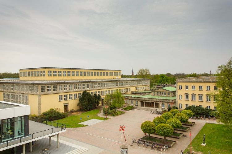 Blick von oben auf den Campus Jahnalle mit dem Gebäude der Sportwissenschaftlichen Fakultät im Hintergrund, Foto: Christian Hüller