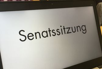 Auf einem Computerbildschirm ist das Wort Senatssitzung zu lesen.