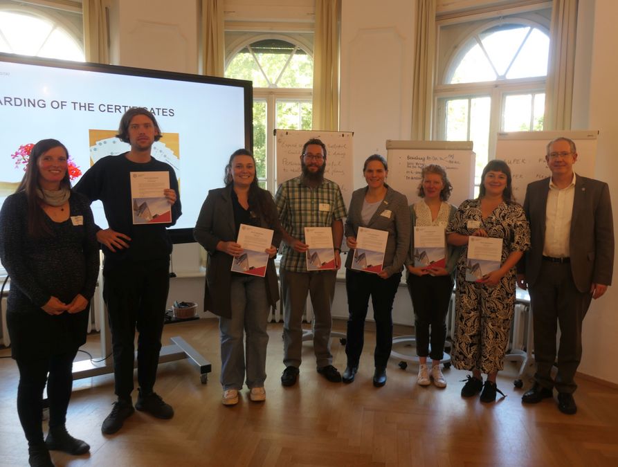 zur Vergrößerungsansicht des Bildes: Eine Gruppe von Awardees halten ihre Pre-Doc Award Zertifikate in der Hand