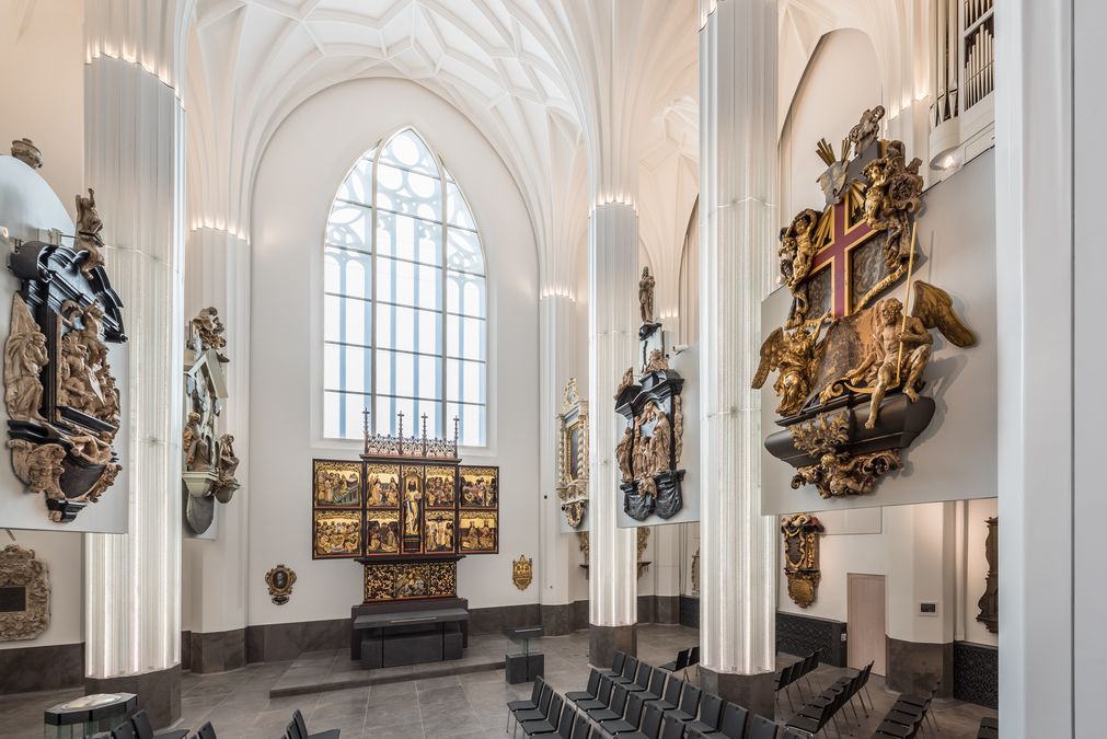 zur Vergrößerungsansicht des Bildes: Der Altarraum der Universitätskirche mit Paulineraltar und historischen Epitaphien, Foto: Steffen Spitzner / Universität Leipzig, SUK.