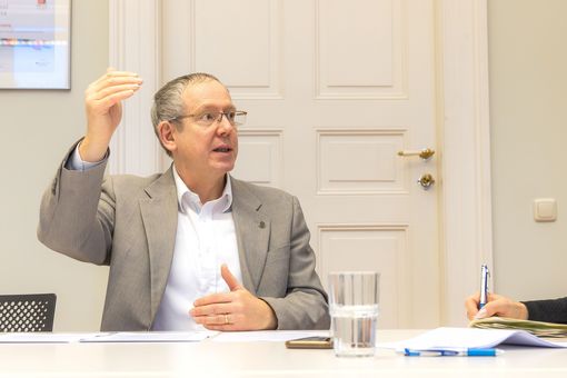 Auf dem Bild ist Prorektor Prof. Dr. Roger Gläser zu sehen.