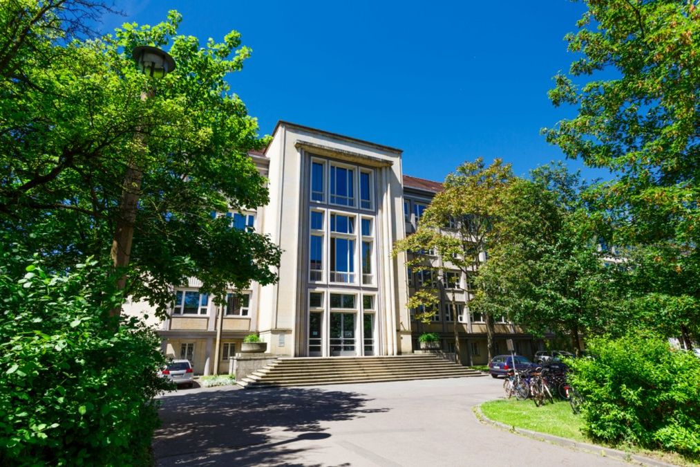 Außenansicht des Fakultätsgebäude der Physik und Geowissenschaften auf die Hauptfassade im Sommer