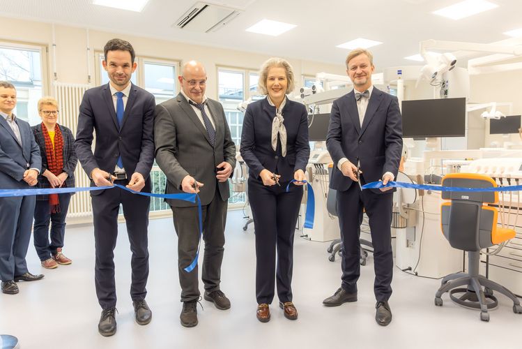 Zu sehen sind von links: Prof. Dr. Till Köhne, Studiendekan Zahnmedizin; Prof. Dr. Ingo Bechmann, Dekan Medizinische Fakultät; Prof. Dr. Eva Inés Obergfell, Rektorin der Universität Leipzig und Dr. Andreas Handschuh, Staatssekretär im SWMK haben den Erweiterungsbau für die Studierenden der Zahnmedizin feierlich eröffnet.