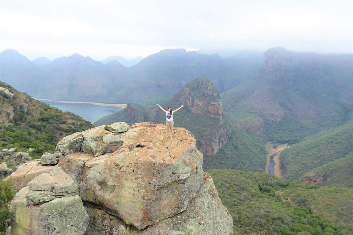 zur Vergrößerungsansicht des Bildes: ie Studentin auf dem Blyde River Canyon, welcher sich nordöstlich von Johannesburg befindet.