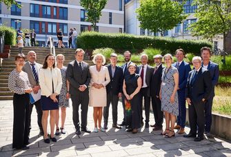 Feierliche Veranstaltung zum fünfjährigen Julibäum. v.l.n.r.: Frau Dr. Gläser (SMWK), Herr Prof. Bechmann (Dekan Medizinische Fakultät), Frau Prof. Steiner (HI-MAG), Frau Prof. Körner (HI-MAG) Herr Prof. Blüher, (Direktor HI-MAG), Frau Prof. Obergfell (Rektorin Universität Leipzig), Herr Prof. Wiestler (Präsident Helmholtz-Gemeinschaft), Herr Gemkow (Staatsminister für Wissenschaft, Kultur und Tourismus), Frau Dr. Julich-Gruner (HI-MAG), Herr Prof. Stumvoll (Universitätsmedizin Leipzig), Herr Prof. Arya Sharma (University of Alberta), Frau Prof. von Messling (BMBF), Herr Prof. Tschöp (Helmholtz Munich), Herr Prof. Josten (Universitätsklinikum Leipzig), Herr Prof. Herzig (Helmholtz Munich). Foto: Unrau Fotografie