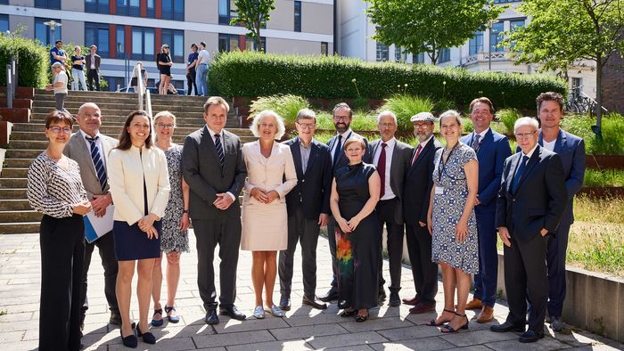 Feierliche Veranstaltung zum fünfjährigen Julibäum. v.l.n.r.: Frau Dr. Gläser (SMWK), Herr Prof. Bechmann (Dekan Medizinische Fakultät), Frau Prof. Steiner (HI-MAG), Frau Prof. Körner (HI-MAG) Herr Prof. Blüher, (Direktor HI-MAG), Frau Prof. Obergfell (Rektorin Universität Leipzig), Herr Prof. Wiestler (Präsident Helmholtz-Gemeinschaft), Herr Gemkow (Staatsminister für Wissenschaft, Kultur und Tourismus), Frau Dr. Julich-Gruner (HI-MAG), Herr Prof. Stumvoll (Universitätsmedizin Leipzig), Herr Prof. Arya Sharma (University of Alberta), Frau Prof. von Messling (BMBF), Herr Prof. Tschöp (Helmholtz Munich), Herr Prof. Josten (Universitätsklinikum Leipzig), Herr Prof. Herzig (Helmholtz Munich). Foto: Unrau Fotografie