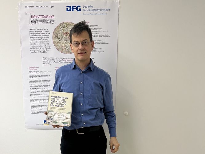 Prof. Dr. Stefan Rohdewald mit dem neu erschienenen Handbuch über die Schwarzmeerregion. 