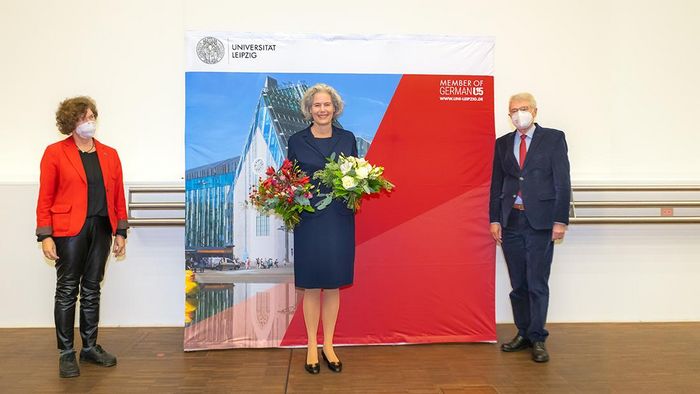 Zu den ersten Gratulanten gehörten Rektorin Prof. Dr. Beate Schücking und Hochschulratsvorsitzender Dr. Hans-Gerhard Husung. Foto: Swen Reichhold