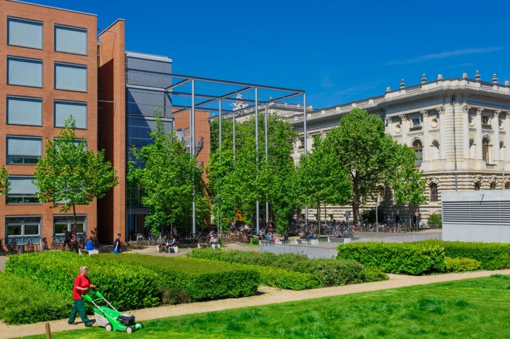 enlarge the image: Rückansicht des Geisteswissenschaftlichen Zentrums mit Blick auf den Bundesverfassungsgerichtshos