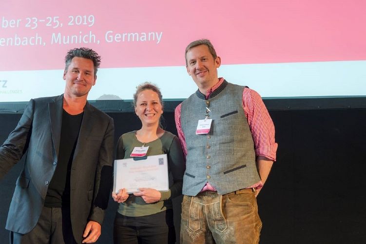 Dr Kathrin Landgraf receives the award for best abstract from conference president Professor Stephan Herzig and Professor Christian Wolfrum, editor of the journal Molecular Metabolism. Photo: HMGU © Helmholtz Zentrum München, Jan Roeder