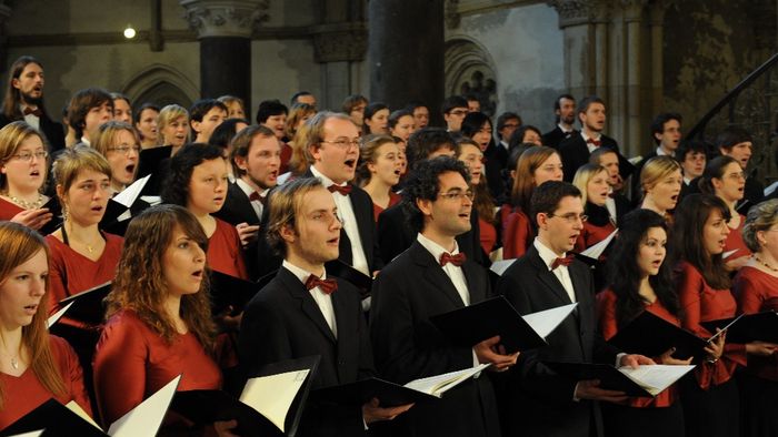 Foto: ein großer Chor von festlich gekleideten Männern und Frauen 