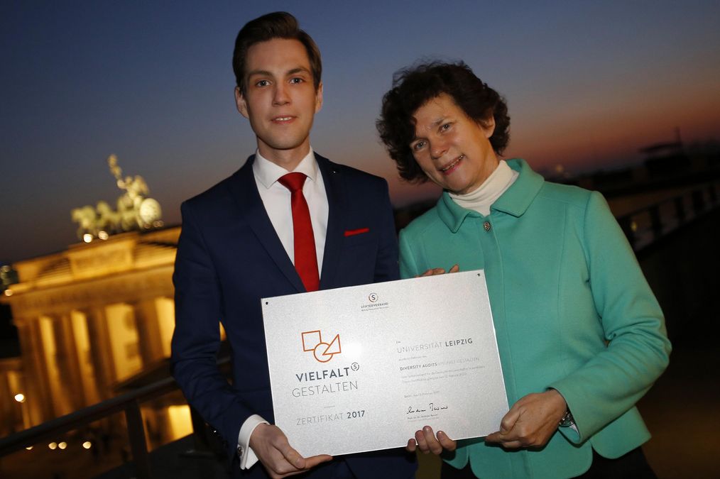 zur Vergrößerungsansicht des Bildes: Rektorin Beate Schücking und Georg Teichert nehmen 2017 das Zertifikat "Vielfalt gestalten!" des Stifterverbands für die Deutsche Wissenschaft e.V. entgegen.