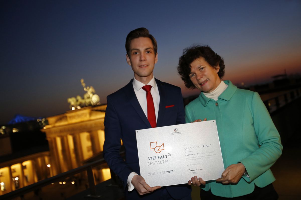 zur Vergrößerungsansicht des Bildes: Beate Schücking, Rektorin und Georg Teichert, Zentraler Gleichstellungsbeauftragter der Universität Leipzig halten das Zertifikat in den Händen.