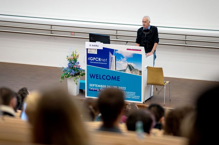 Nobelpreisträger Brian Kobilka (Stanford University, USA) springt auf dem "4GPCRnet" Symposium in Leipzig. Foto: Christian Schneider-Broecker 