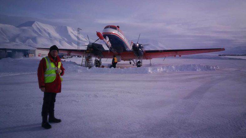 Prof. Manfred Wendisch und der Polarflieger Polar 5 in Longyearbyen.