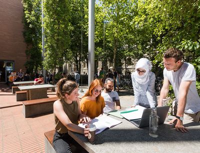 Gruppe internationaler Studierender auf dem Campus 