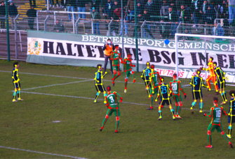 Zu sehen ist eine Fußballszene während eines Eckstoßes. Linien sind über die Spieler gelegt, so dass die Ergonomie der Spieler zu erkennen ist.