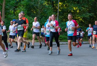 Zu sehen sind Läufer:innen des Teams Universität Leipzig beim Firmenlauf 2022. 