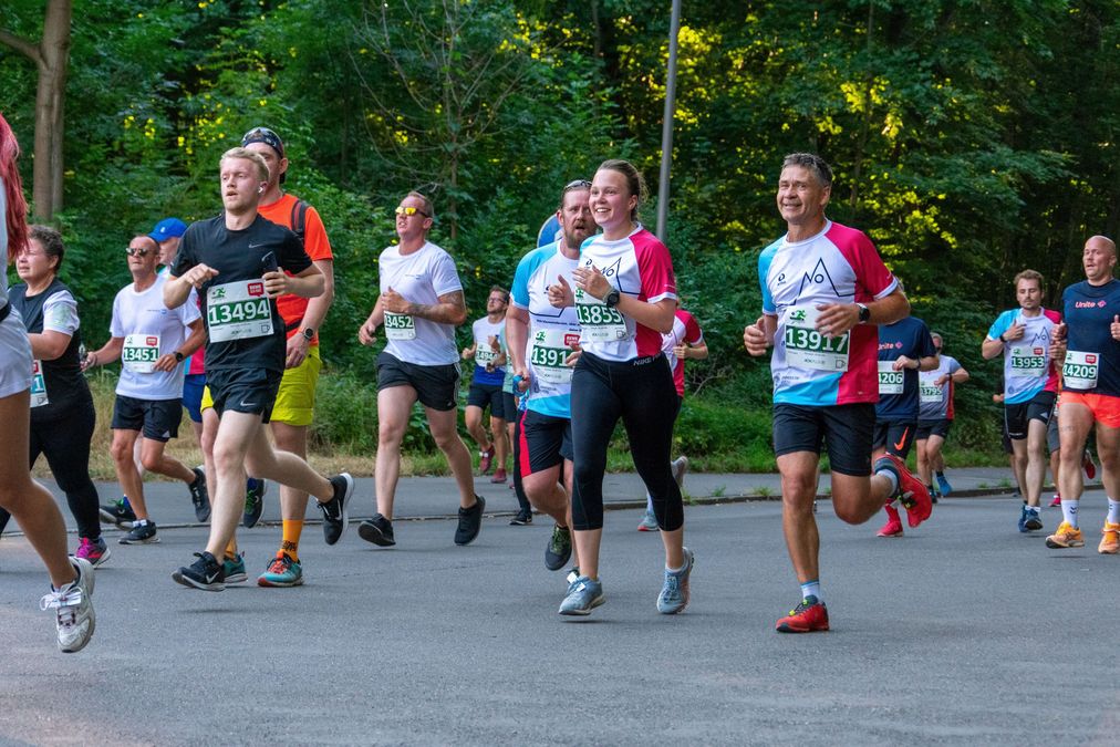 zur Vergrößerungsansicht des Bildes: Zu sehen sind Läufer:innen des Teams Universität Leipzig beim Firmenlauf 2022. 